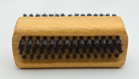 Handwaschbürste und Nagelbürste Buchenholz mit Griffmulde. 6 und 4 Reihen schwarze Naturborsten.